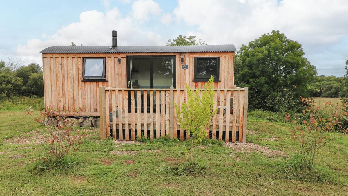 Cosheston Cottage | THE BUMBLEBEE, pet friendly, with open fire in Lamphey