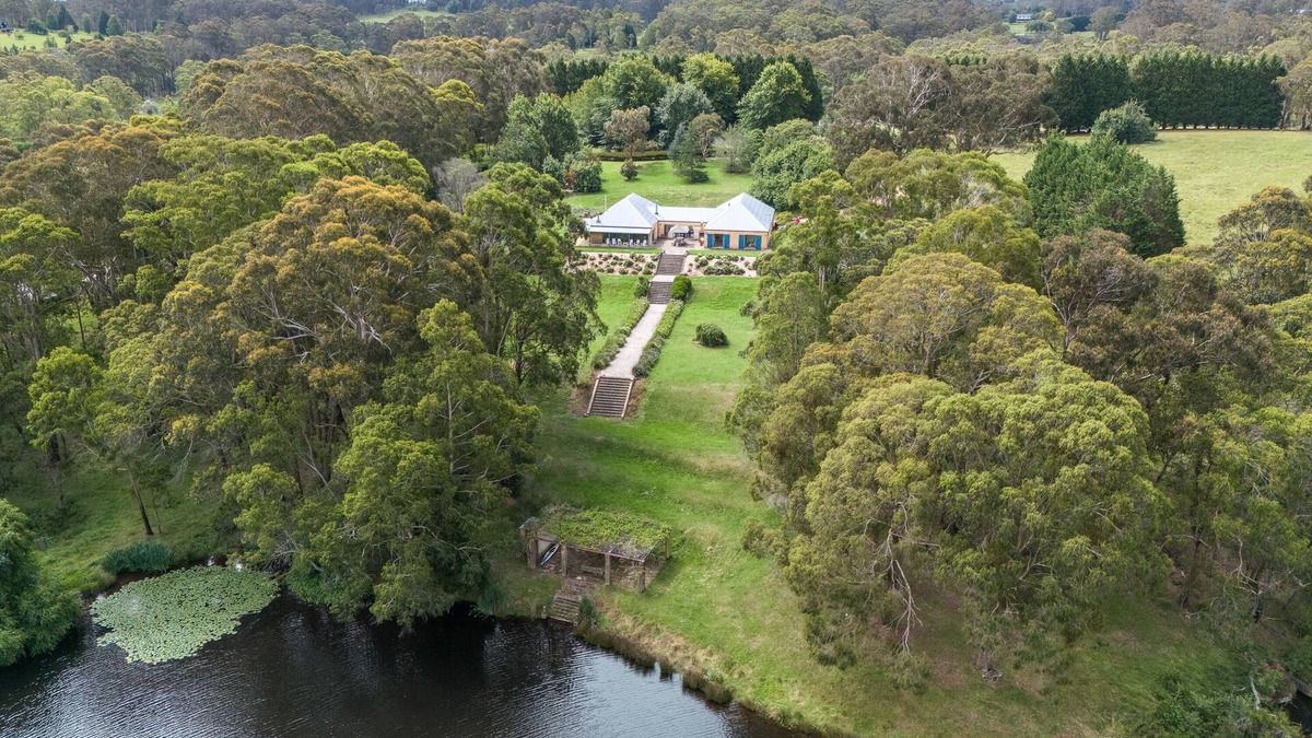 Bundanoon House | The Bundanoon Lakehouse - Amazing home with private lake