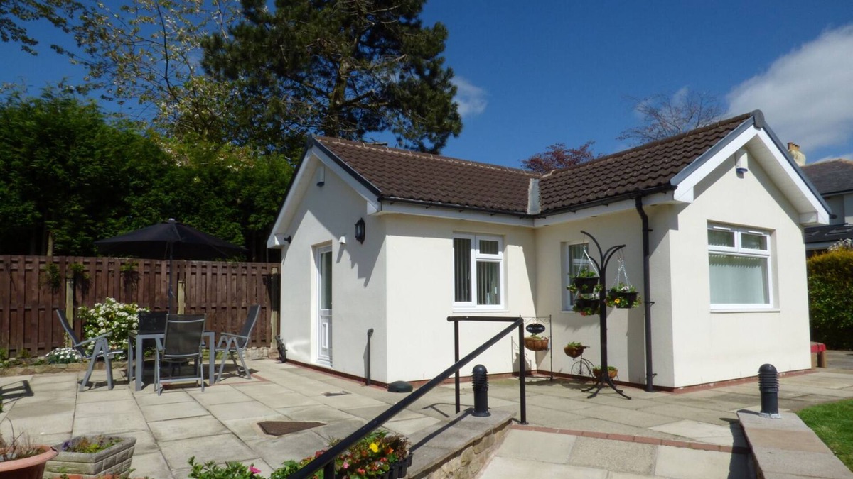 Burnley Cottage | THE BUNGALOW, character holiday cottage, with a garden in Burnley