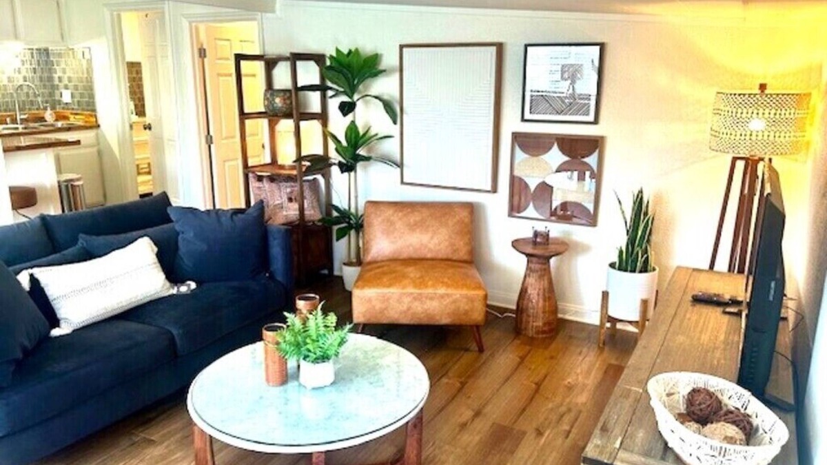 East Side Costa Mesa House | The Bungalow: charming 1-bedroom townhome near Newport Beach
