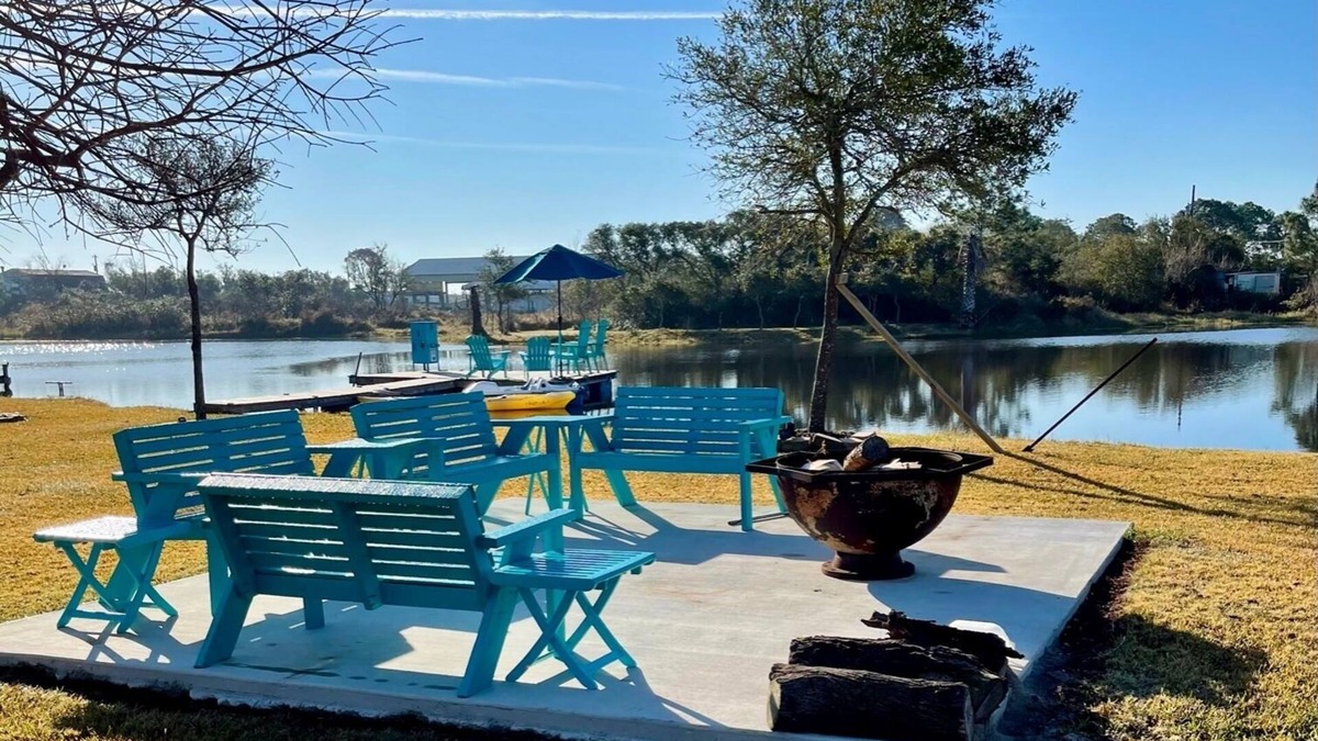 Port O Connor House | THE BUNGALOW-Delightful Getaway, ice machine, stocked pond, and awesome deck.