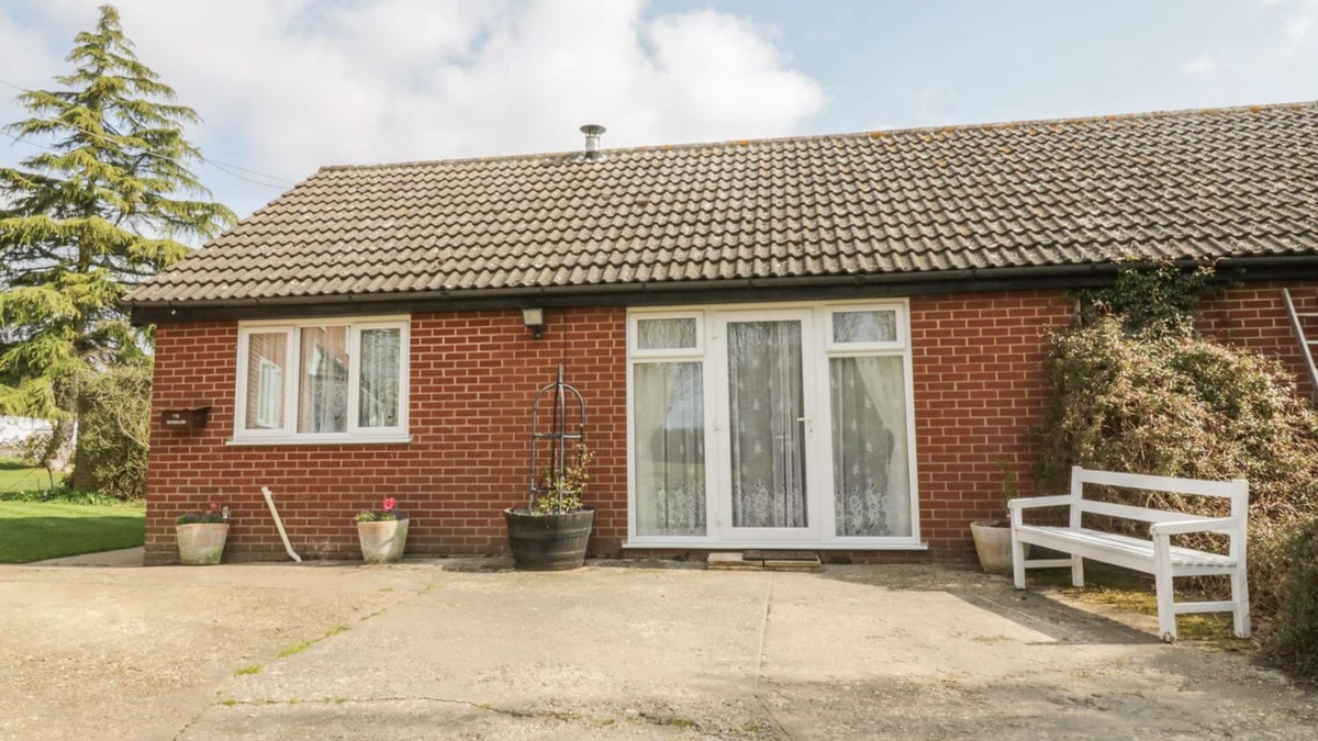 Belstead Cottage | THE BUNGALOW, with pool in Bentley