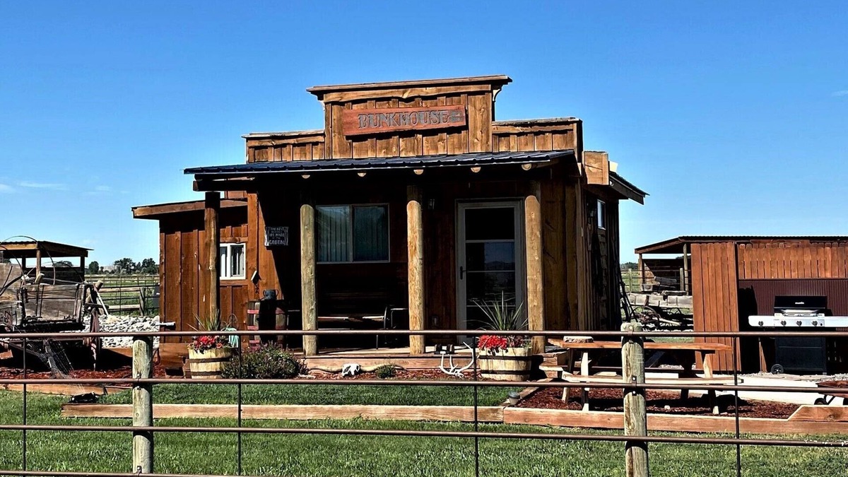 Lovell Cabin | The Bunkhouse: Mountain views, solitude, close to town and many western sights.