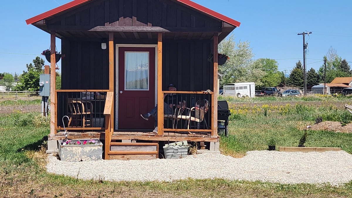 Stevensville Cabin | The Bunkhouse nTiny home with a farm feel.with WiFi,and AC.