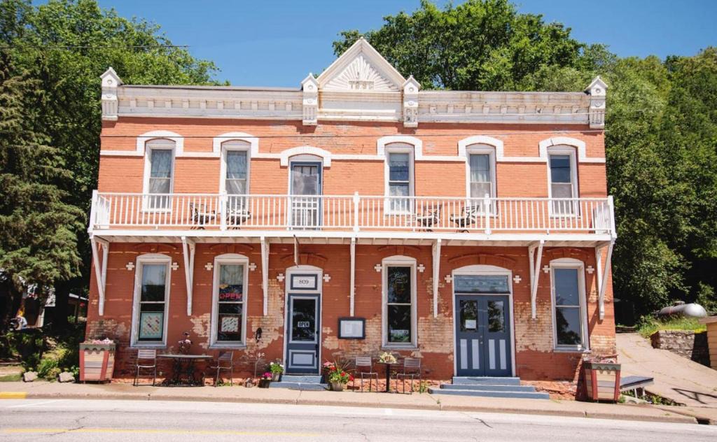 Alma Hotel | The Burlington Hotel & Bar - Alma WI