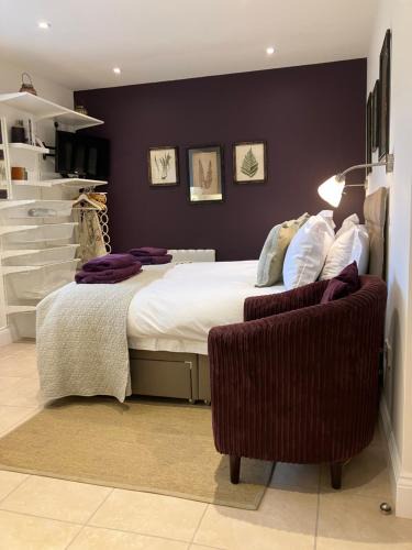 Quedgeley House | The Burrow
