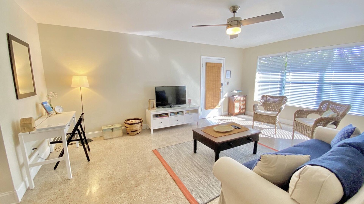 Royal Poinciana House | The Bush House - Premium Country Living for 4 - 2BR 1BA