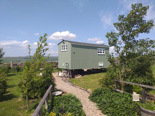 Hallington House | The Buteland Stop Rosie off grid Shepherds Hut