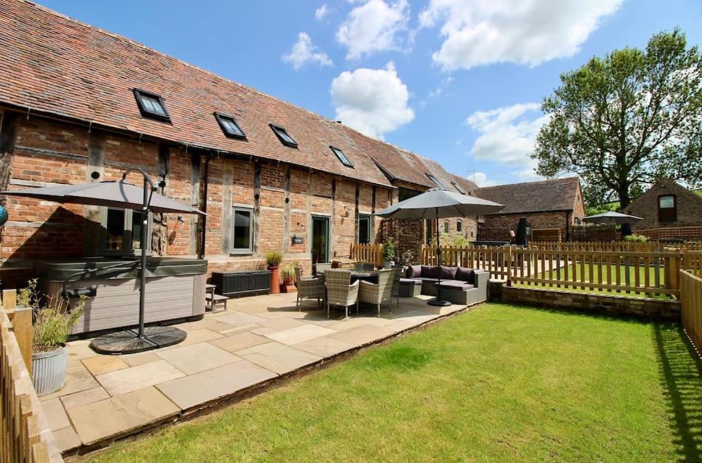 Bridgnorth House | The Byre - Beautiful Contemporary Barn - Hot Tub