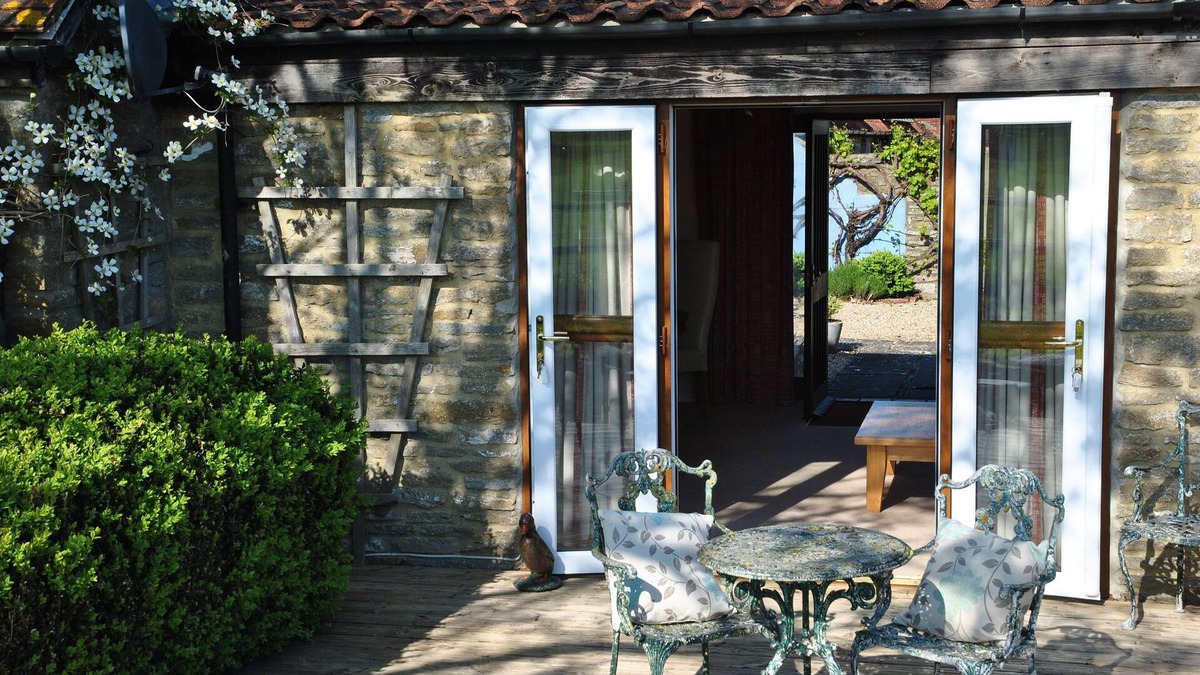 Templecombe House | The Byre lovely stone barn in rural location on the Somerset and Dorset Border