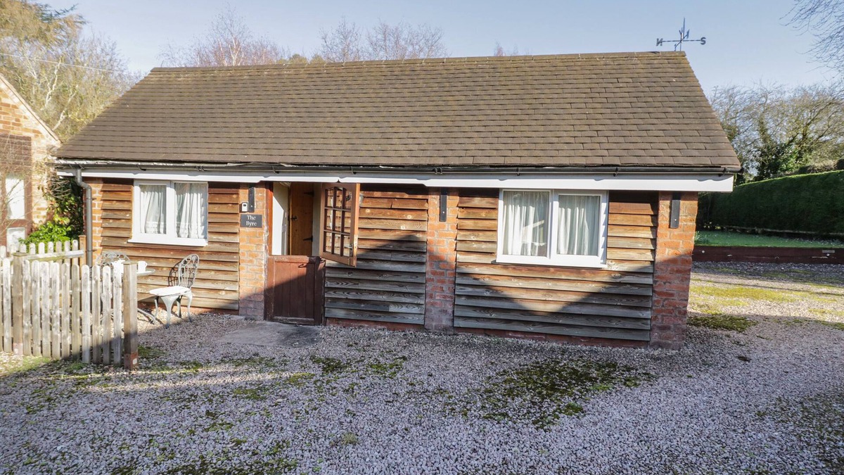 Severn Stoke Cottage | THE BYRE, pet friendly, with pool in Upton Upon Severn