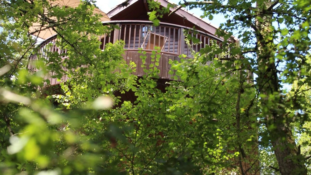 Auriac-du-Perigord Ski Chalet | The Cabane Rouge-Gorge
