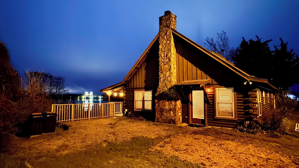 Mooringsport Cabin | The Cabin at Caddo Crossing - for the vibe of an old-time lodge on the bayou!