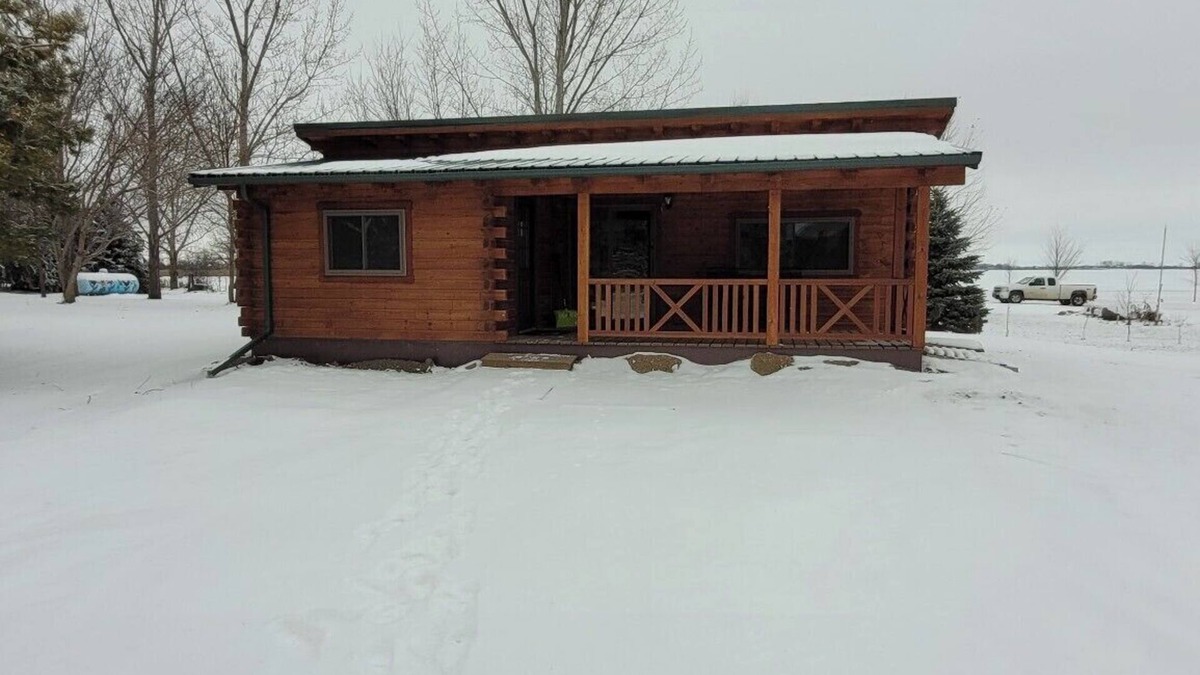 Hankinson Cabin | The Cabin at Lake Elsie, a 2-bedroom log cabin with AC near Hankinson, ND