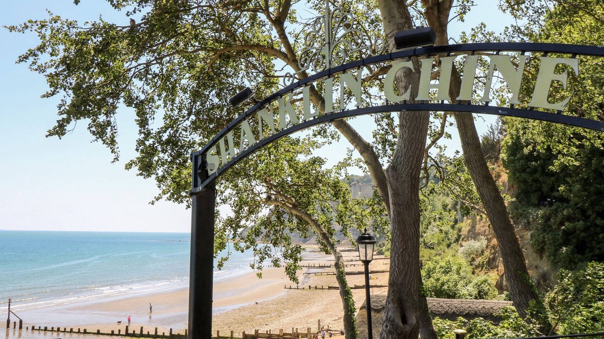 Godshill Cottage | THE CABIN, character holiday cottage in Sandford, Isle Of Wight