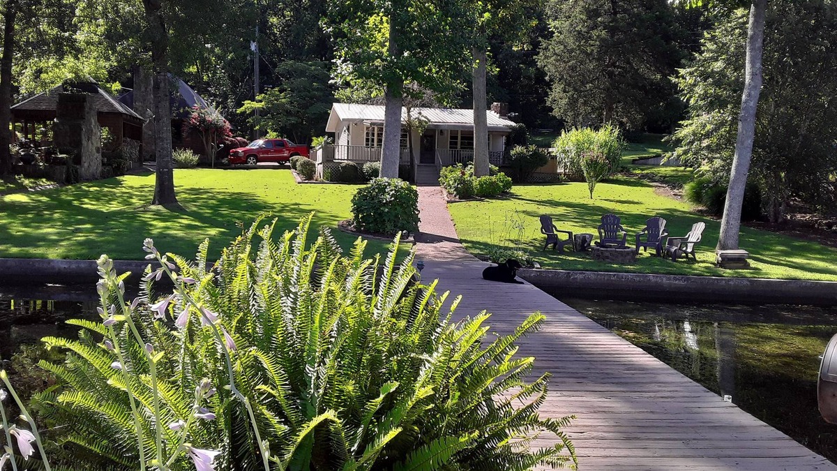 Guntersville House | THE CABIN IN THE HOLLOW Main channel, waterfront, deep water dock, pet friendly