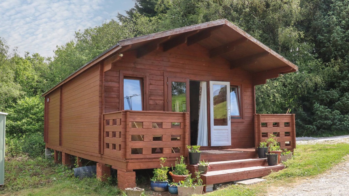 Saint Ann's Chapel Cottage | THE CABIN, LOWLEY BROOK FARM, romantic, with a garden in Launceston