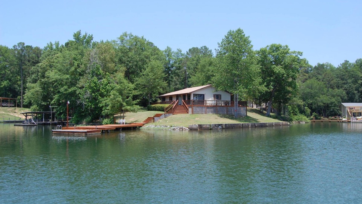 Dadeville House | The Cabin on Wisteria Lane | 2 Bed, 2 Bath