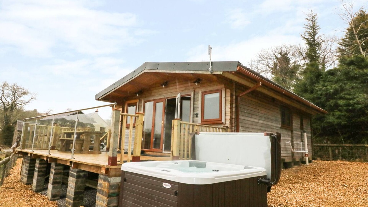Mawr Cottage | THE CABIN, pet friendly, with hot tub in Pontardawe