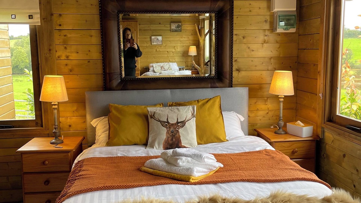 Enniskillen Cabin | The Cabin Pipershill, pet friendlynClose to all amenities and stairway to heaven