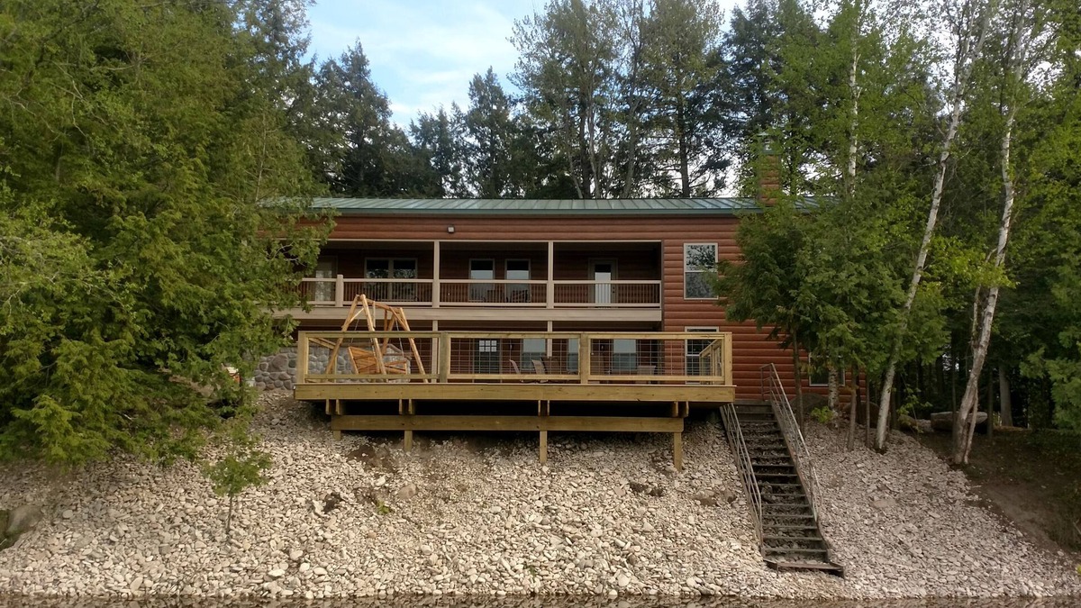 Posen Cabin | The Cabin ~ Relax ~ Year Around luxury Home w/4 Kayaks, 2 Canoes & Paddle Boat