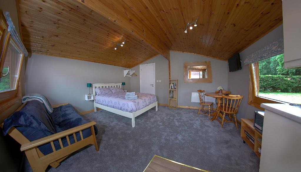 Donadea Apartment | The Cabin @ Willowmere (Garden Log Cabin)
