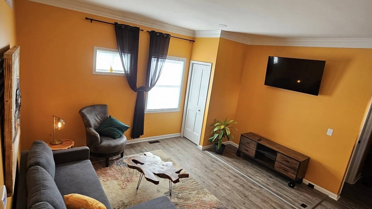 Holly Apartment | The Caboose - Cozy space steps from downtown