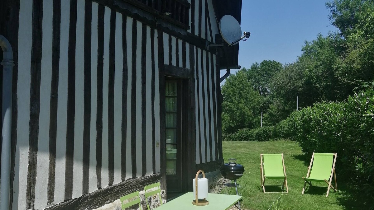 Bonneville-la-Louvet Cottage | "The Calonne" cottage in the field of Tostes