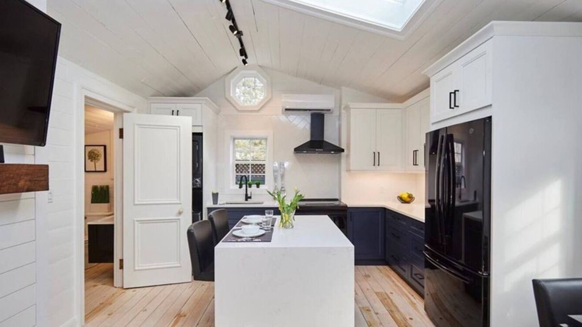 Crystal Beach House | The Cambridge Cove! Hot tub & Outdoor Gas Firepit