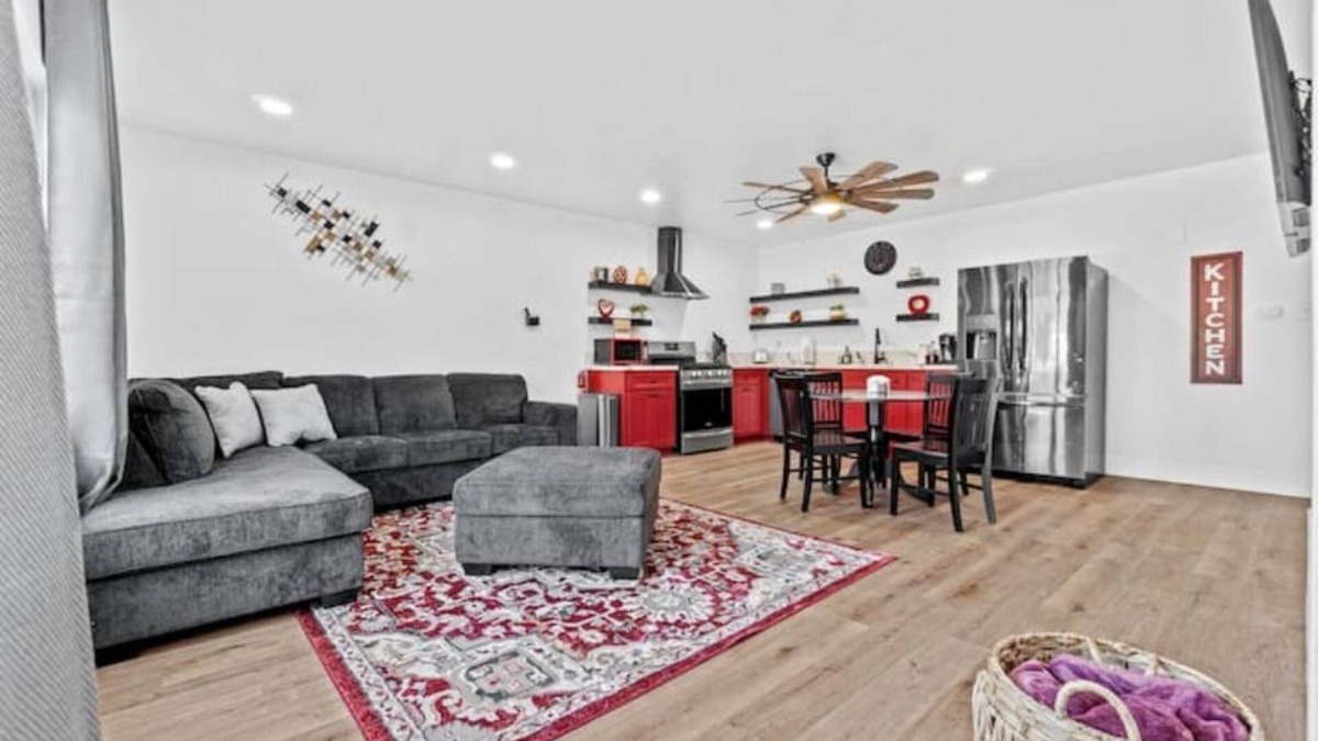 Visalia House | The Cambridge Loft - Gateway to Sequoia Ntl Park