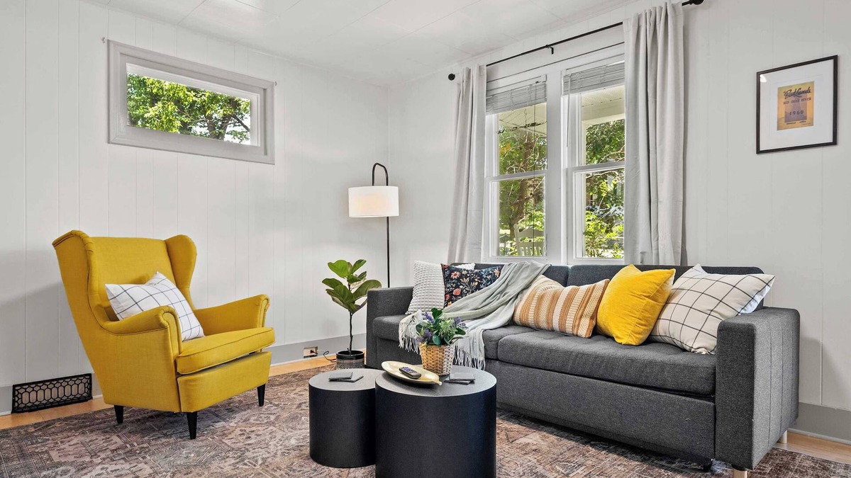 Drumheller House | The Canary 2BR Gem in Downtown Drumheller