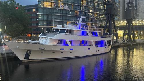Canary Wharf Boat Rental | The Canary Yacht