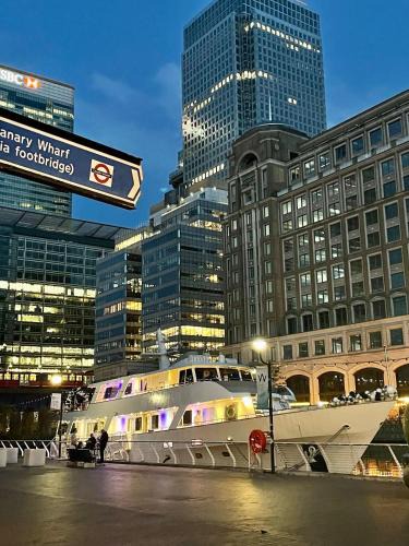 Canary Wharf Boat Rental | The Canary Yacht