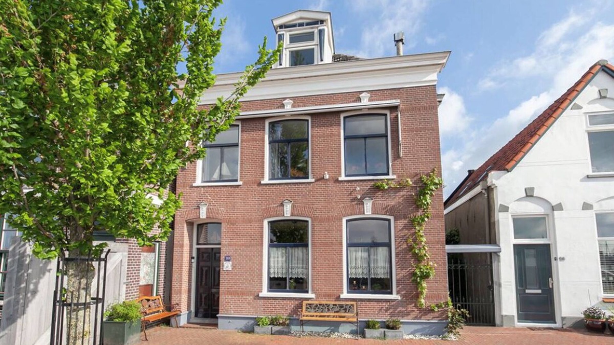 Lekkerkerk Bed & Breakfast | The Captain's Cabin with XXL bath and sauna on the river De Lek