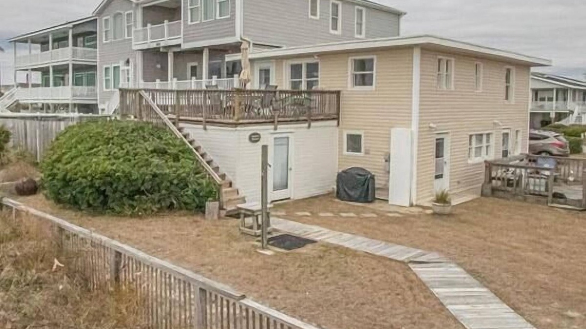 Holden Beach House | The Captain's Quarters - Oceanfront 2 Bedroom Home