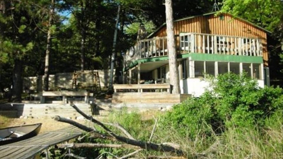 Barryton Cabin | The Card's Nest Rental Cabin on Lake in Wooded Area