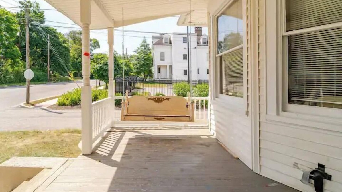 York House | The Carew House Sleeps 10 Fenced 4BR Full Kitchen Steps2 YCP