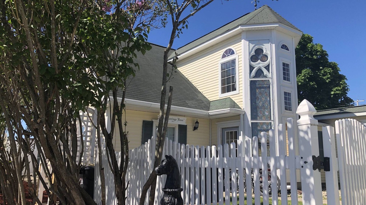 Mackinaw City Apartment | “The Carriage Haus Studio” downtown Mackinaw City!