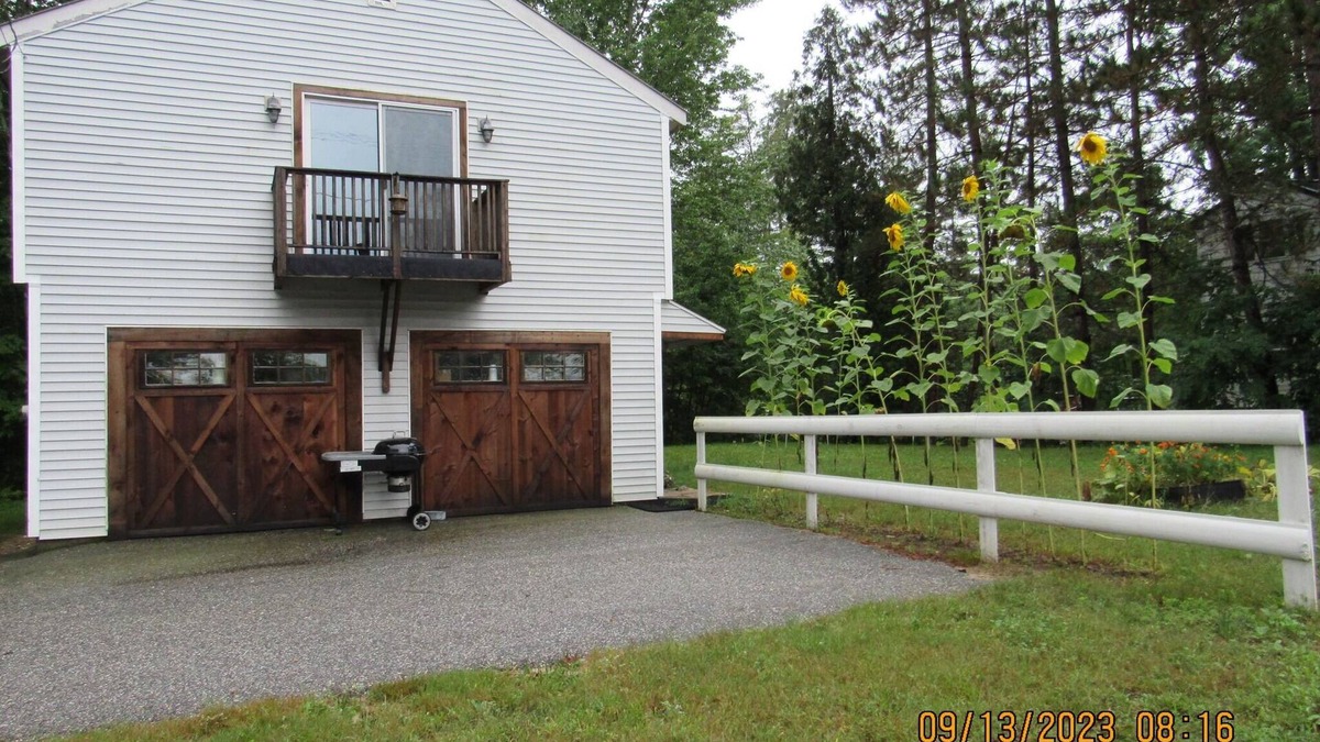 Stoneham House | The Carriage House, available four seasons on lake Keewaydin