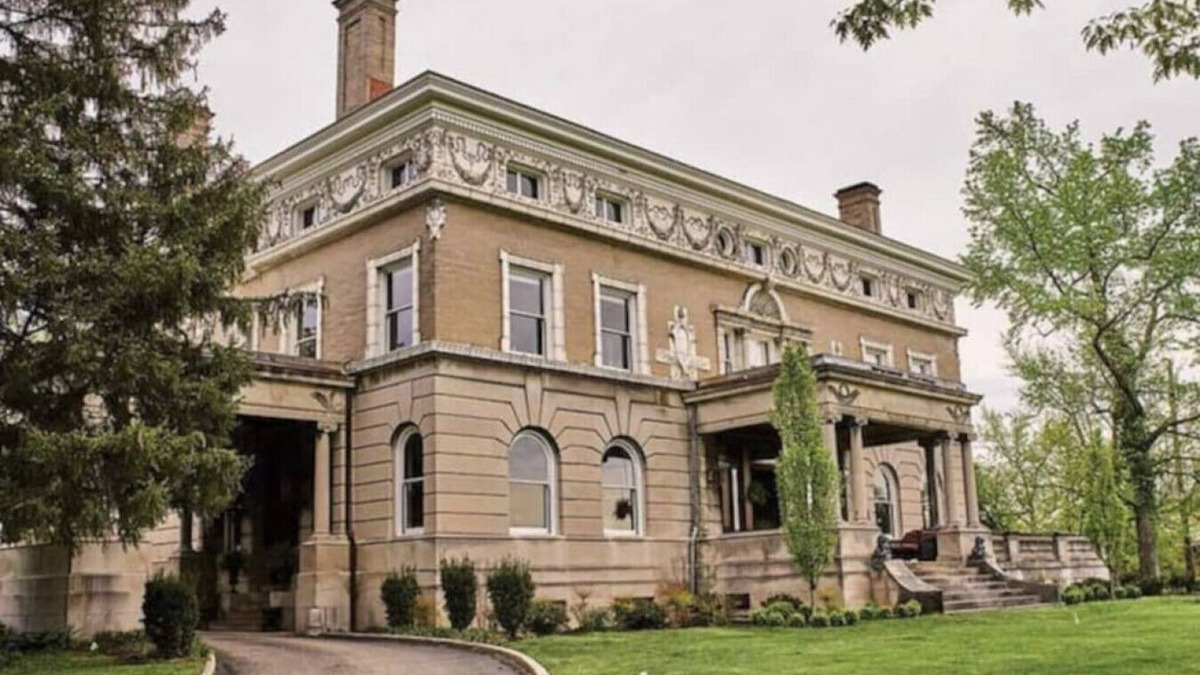 Roselawn Finance Apartment | The Carriage House Loft at Marion Hall Mansion