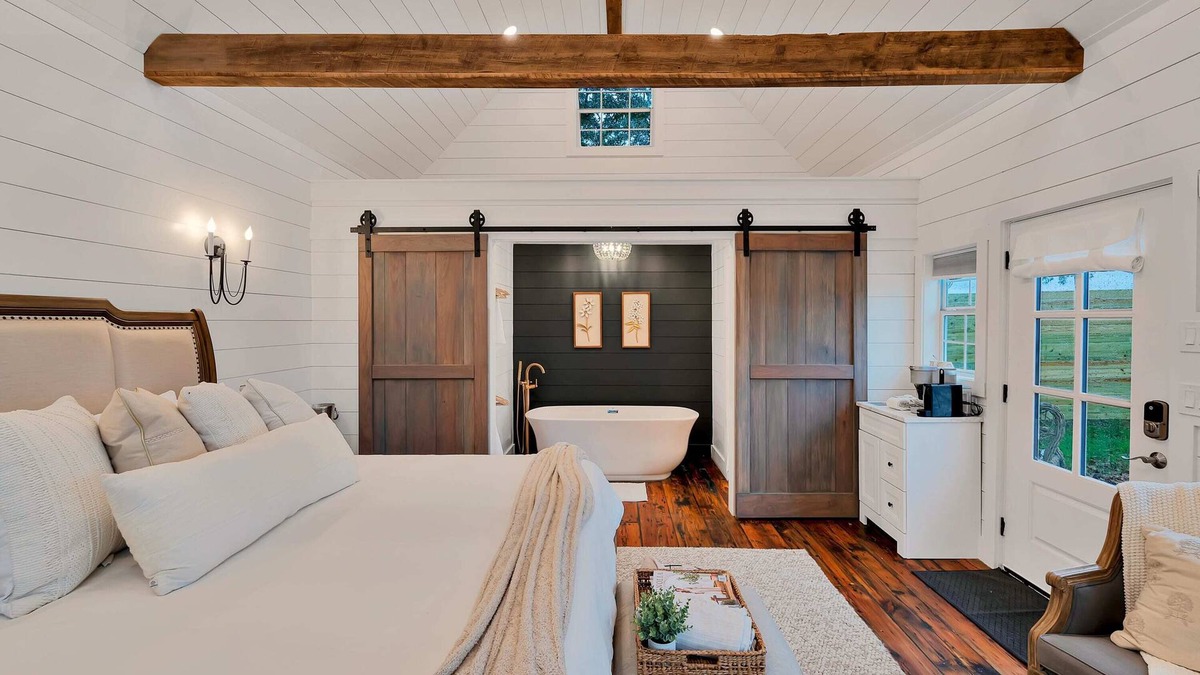 Waco Cabin | The Carriage House-Lux couples getaway with Soaker Tub and Walk-in Shower- 10 mi