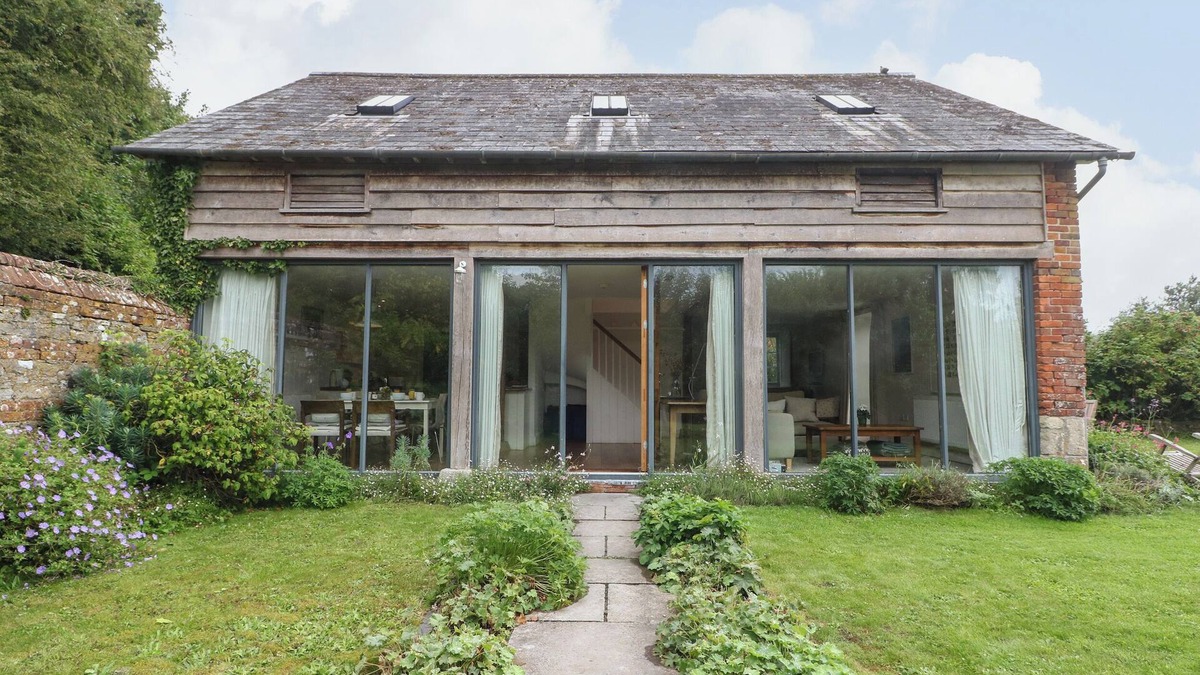 Ebbesborne Wake Cottage | THE CART BARN, pet friendly, with a garden in Ridge