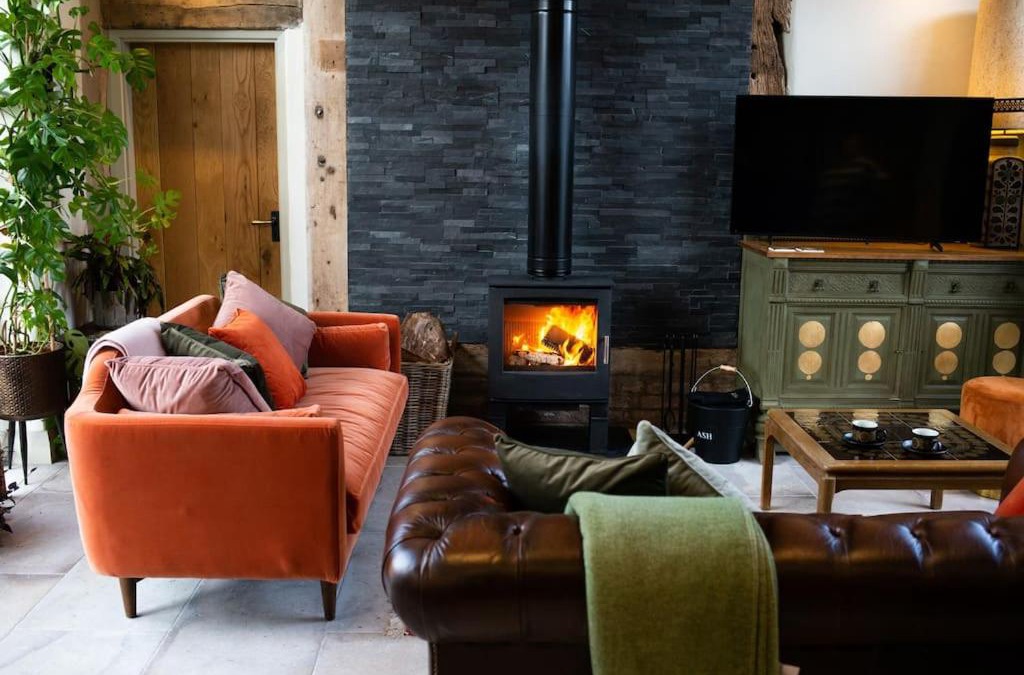 Bridgnorth Apartment | The Cart House - Beautiful Contemporary Barn - Hot Tub