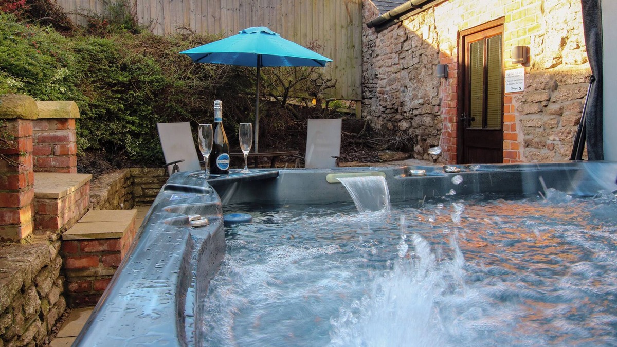 Alberbury Cottage | THE CART HOUSE, romantic, character holiday cottage in Alberbury