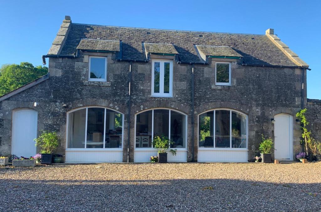 Cupar House | The Carthouse (Luxury 2 bed with private hot tub)