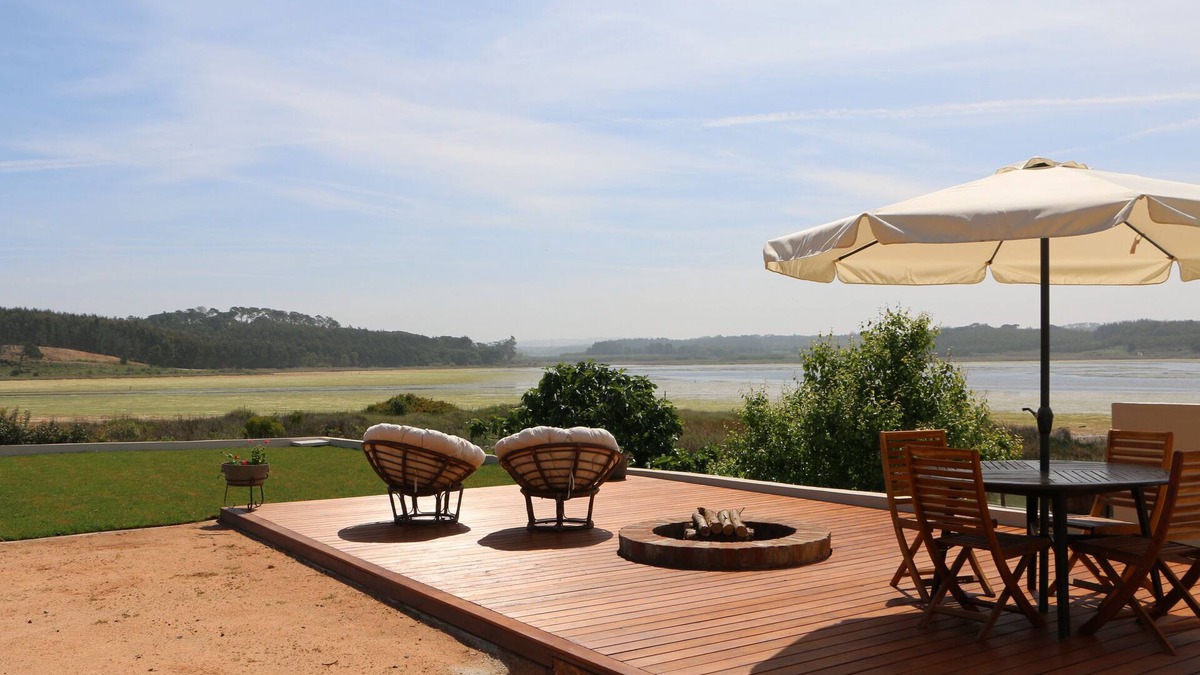Nadadouro House | The Casinha, located in a paradisiacal place has, in the background, the Lagoon.