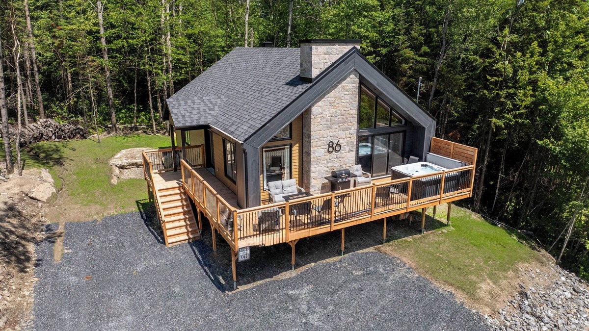 Saint-Philemon Ski Chalet | The Casino Royal-Spa with a pool/poker table