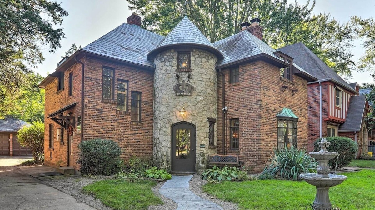 Ottawa House | The Castle is back! 4 BR/3.5 BA, Game Room! 1 mile from University of Toledo!