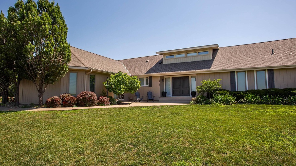 Manhattan House | The Castle Retreat: Beautiful, Spacious, Luxury Lakehouse with Amazing Views