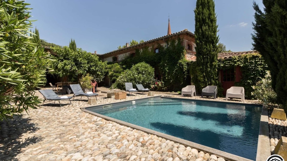 Auragne House | The Castle Stables